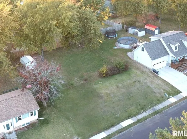 225 Maple Park Dr, Pekin, IL 61554