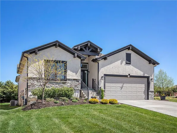 9849 Garden St, Shawnee, KS 66227