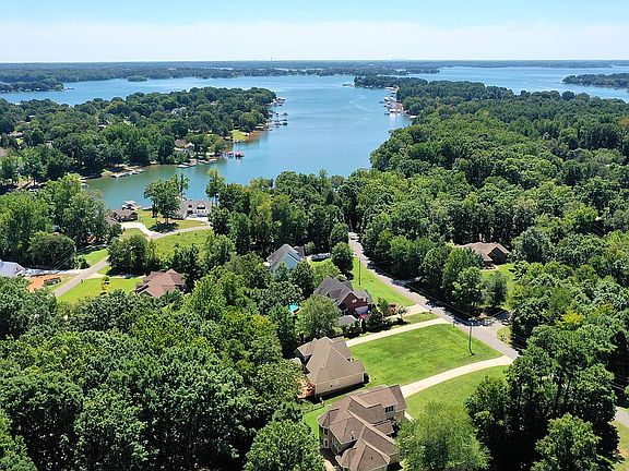 3rd image of 127 Gannett Dr