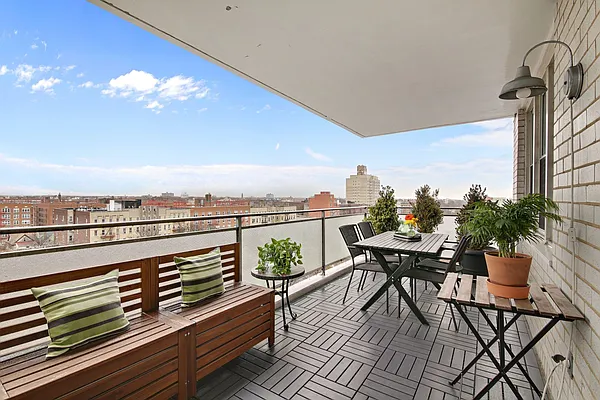 Sold by Compass | media 18