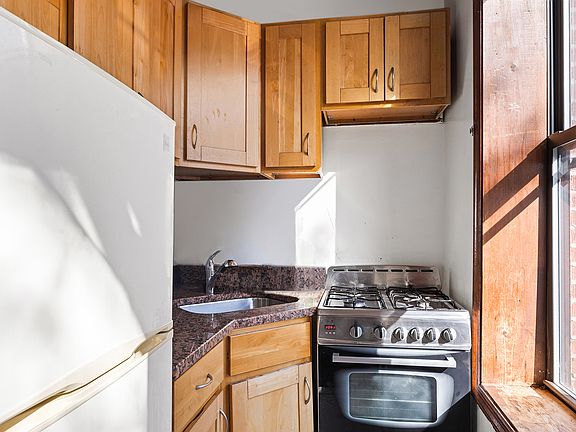 4th image of 110 Rogers Ave #2B