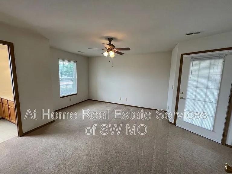 877 N 22nd St — Photo 5