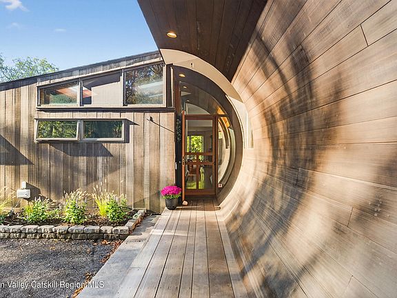 4th image of 289 Upper Byrdcliffe Rd