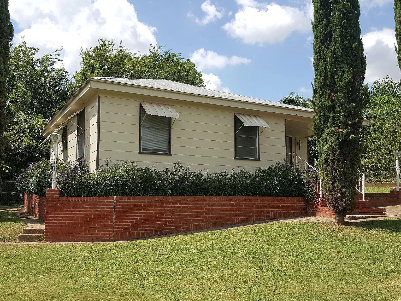 2 bed, 870 sqft, $1,350 — Photo 1