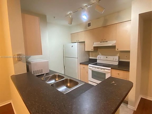 5th image of 2564 Centergate Dr APT 304