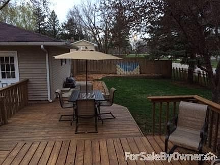 Deck & Fenced in Yard