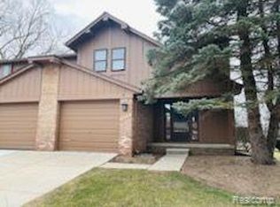 1992 Pondview Ct, Rochester, MI 48309