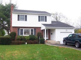 14 Beechwood Ln, Commack, NY 11725