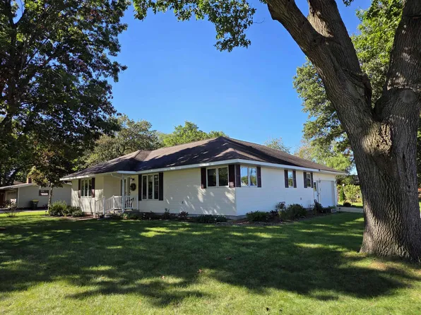 555 N 4th St, Muscoda, WI 53573