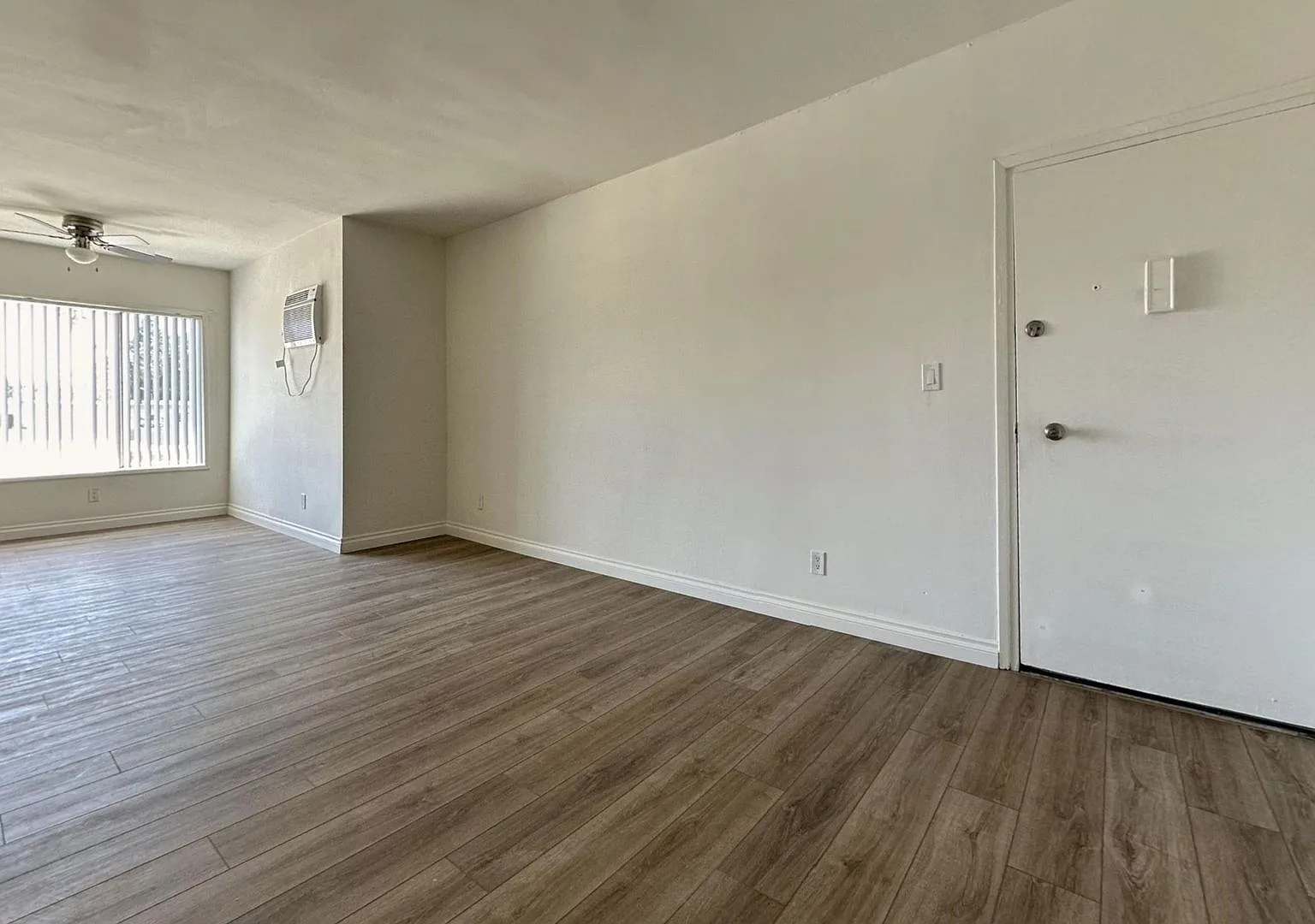 Roscoe Villa Apts — Photo 4