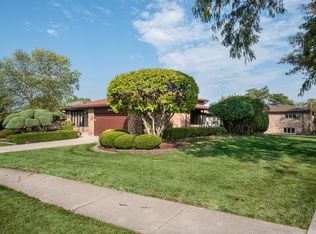 404 79th St, Willowbrook, IL 60527