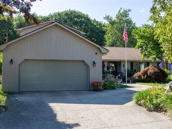 122 Elton Cir, Cranston, RI 02921