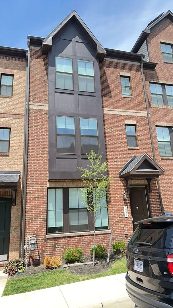 Beautiful contemporary TH in desirable North Hill — Photo 1