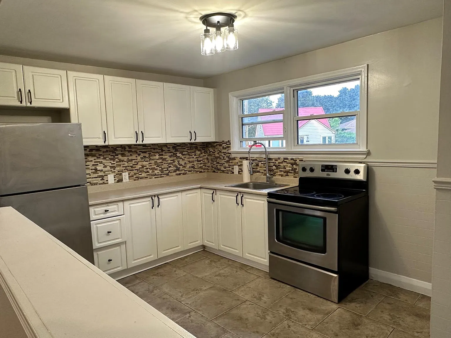182 Duckworth St, Barrie, ON L4M 3W5, Canada — Photo 2