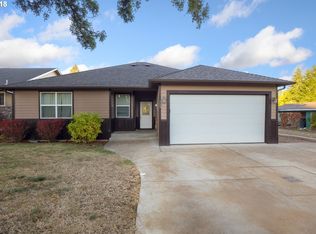 320 Holly Ave, Cottage Grove, OR 97424