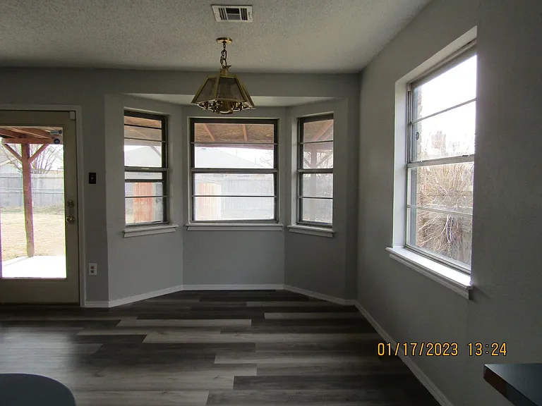 7008 NW Kingsbury Ave — Photo 3