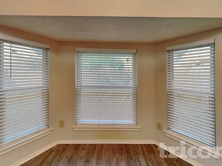 2851 Linden Ln — Photo 6