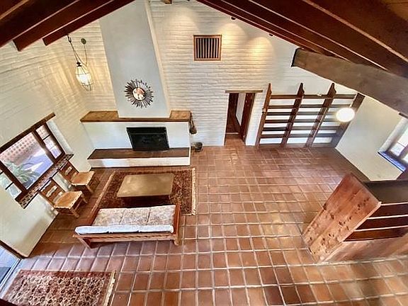 4th image of 231 E Mountain Dr