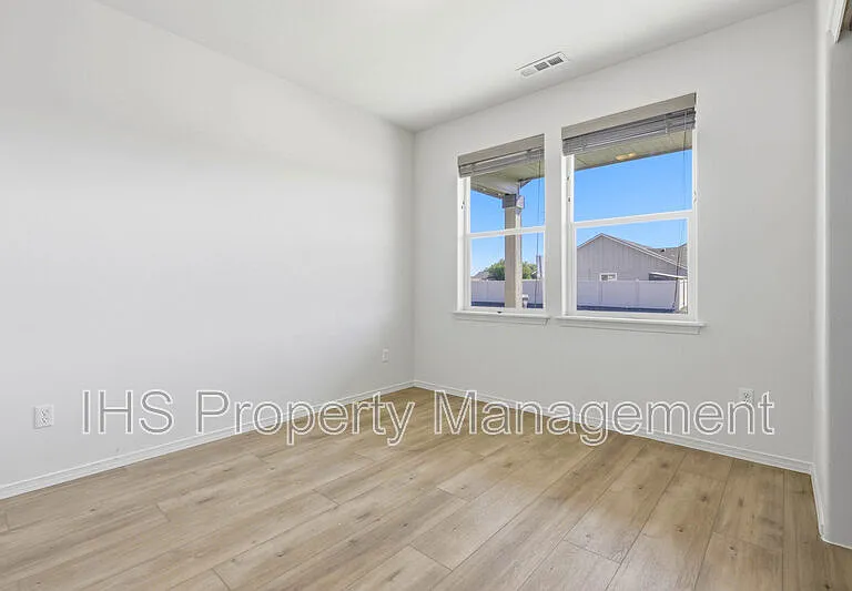 1918 Elm Pl — Photo 12