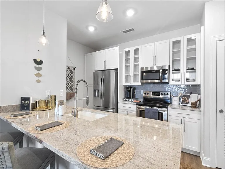 High Street View Luxury Apartments — Photo 32