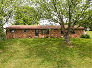 922 Arrowhead Dr, East Dubuque, IL 61025