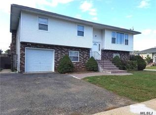 45 Dennis Ln, Bethpage, NY 11714