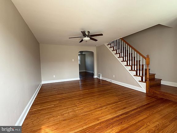 3rd image of 815 W Crescent Dr