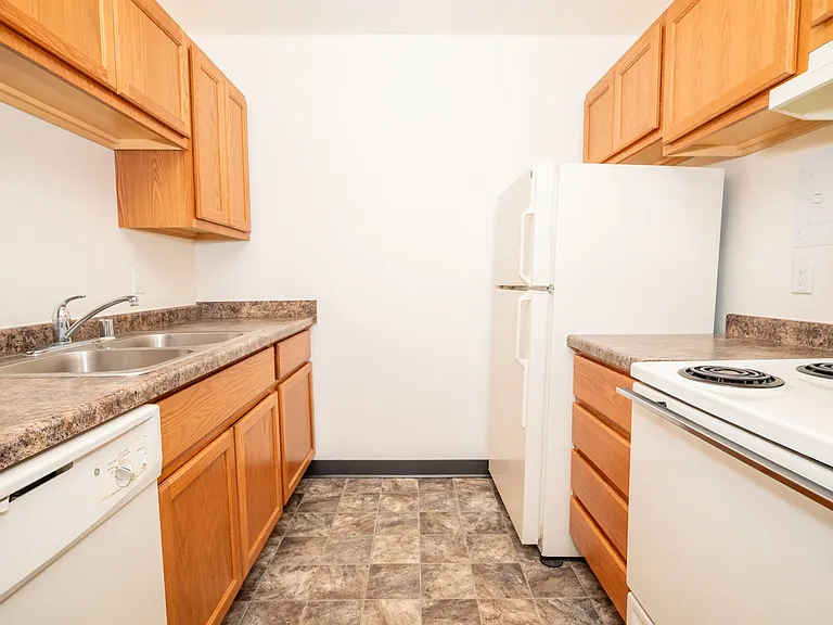 Canterbury Court Apartments — Photo 9