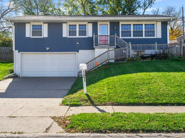 121 Colony Dr, Davenport, IA 52806