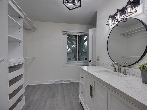 3rd image of 305 Raymond Rd
