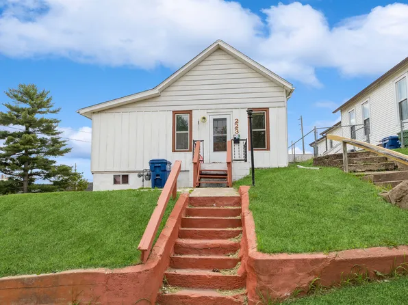 223 16th Pl, Clinton, IA 52732