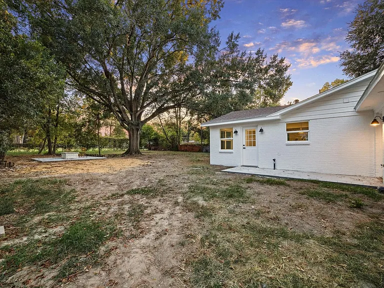 5411 Logston Ln — Photo 28