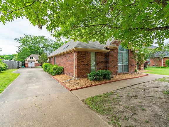 2nd image of 10504 Oak Creek Dr
