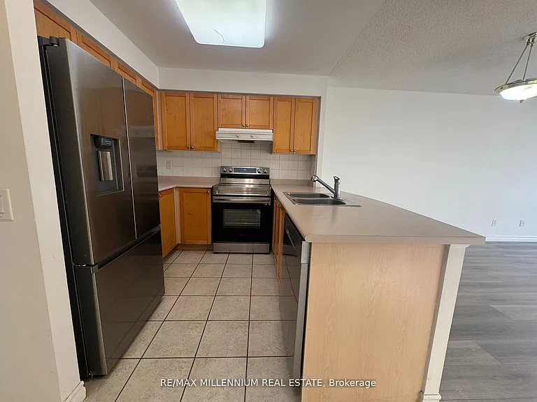 25 Kingsbridge Garden Cir #423 — Photo 4