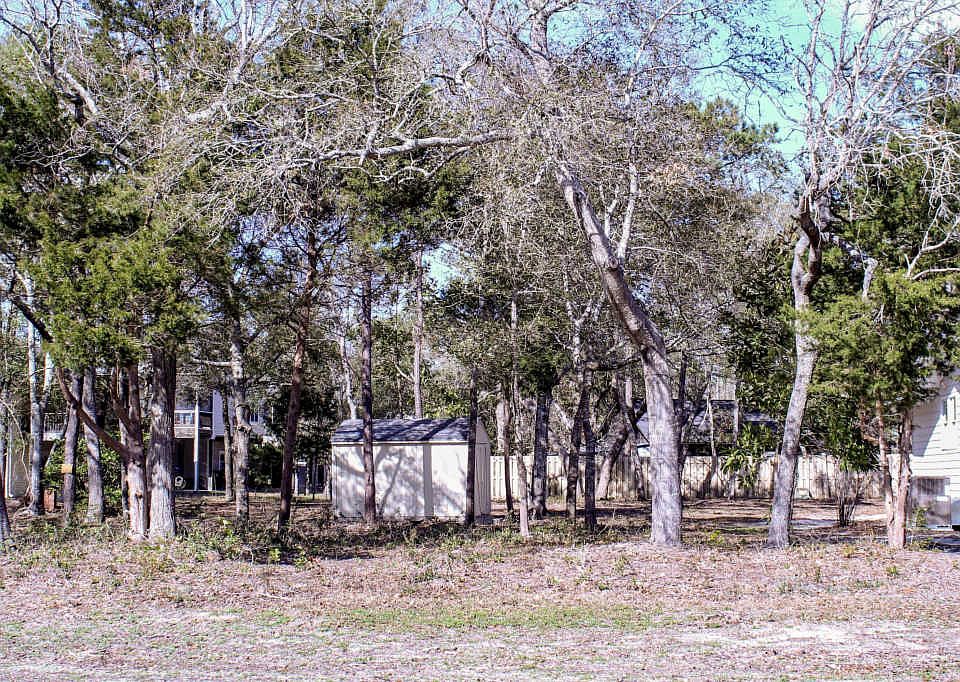 1st image of 404 E Oak Island Dr