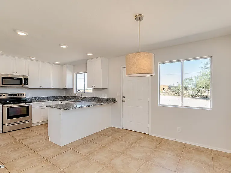 3 bed, 1165 sqft, $2,590 — Photo 4