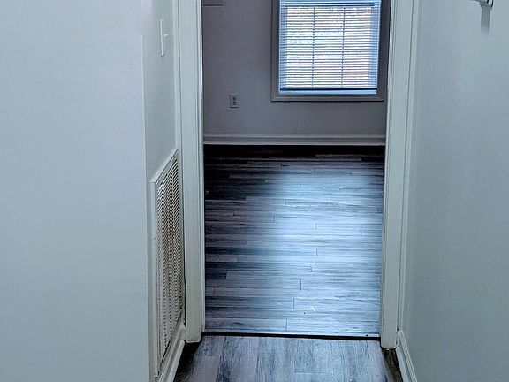 3rd image of 1005 Shades Pl