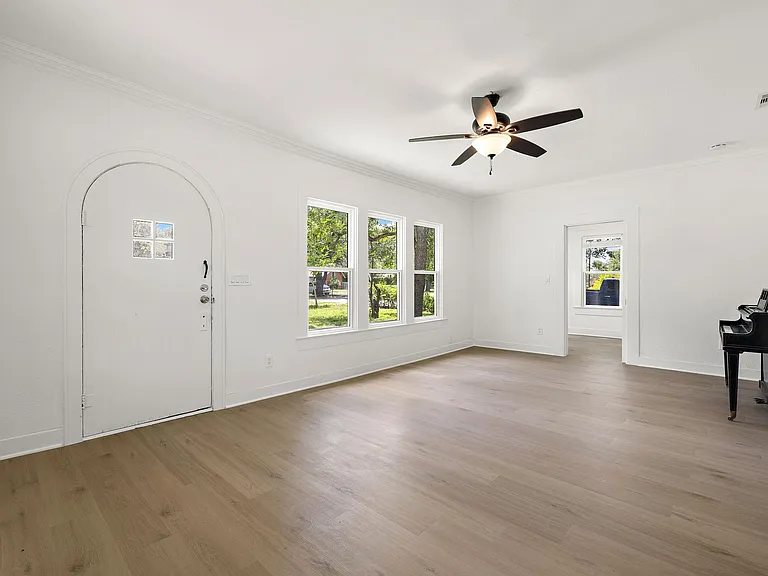 1301 Sloan St — Photo 7