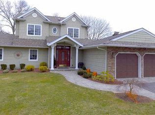 8 Columbus Dr, Huntington Station, NY