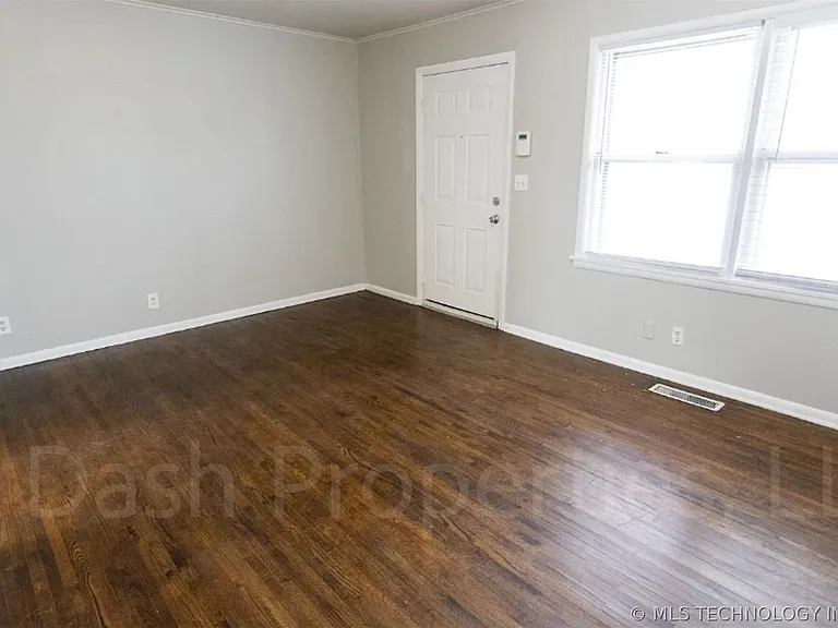 3724 S Knoxville Ave — Photo 5