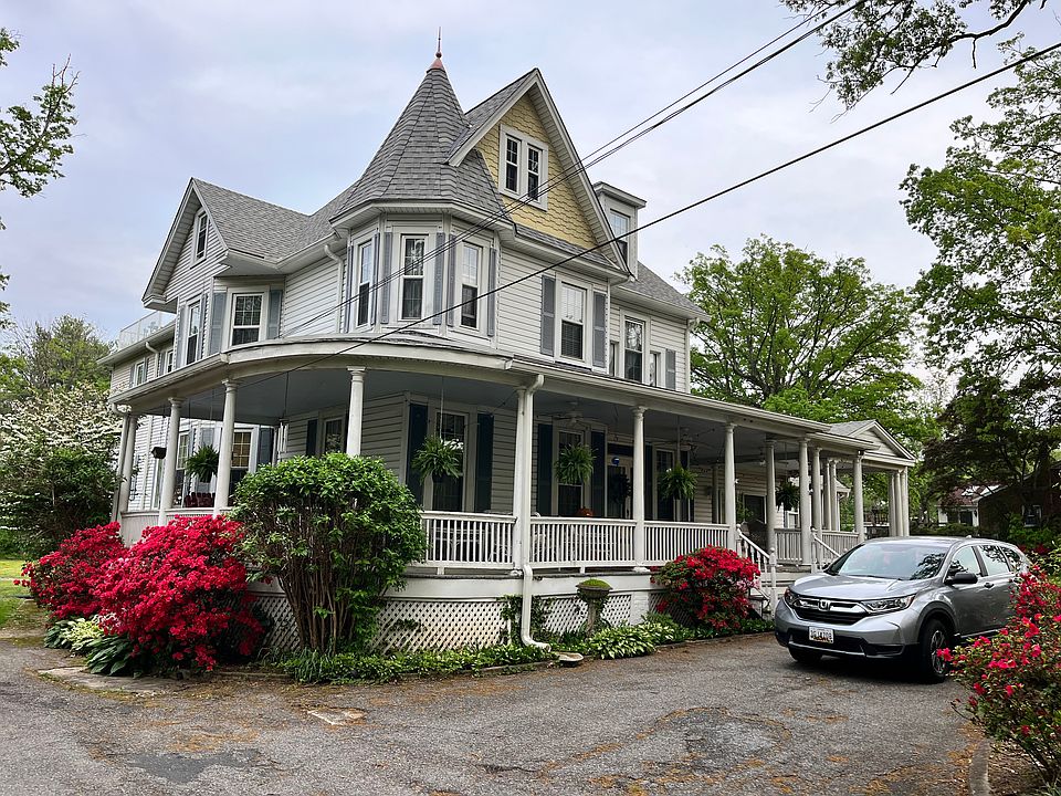 front of house view. apt is located on the top floor