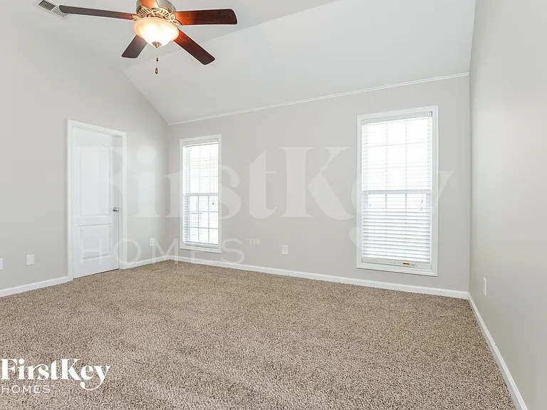 2218 Village Ln — Photo 9