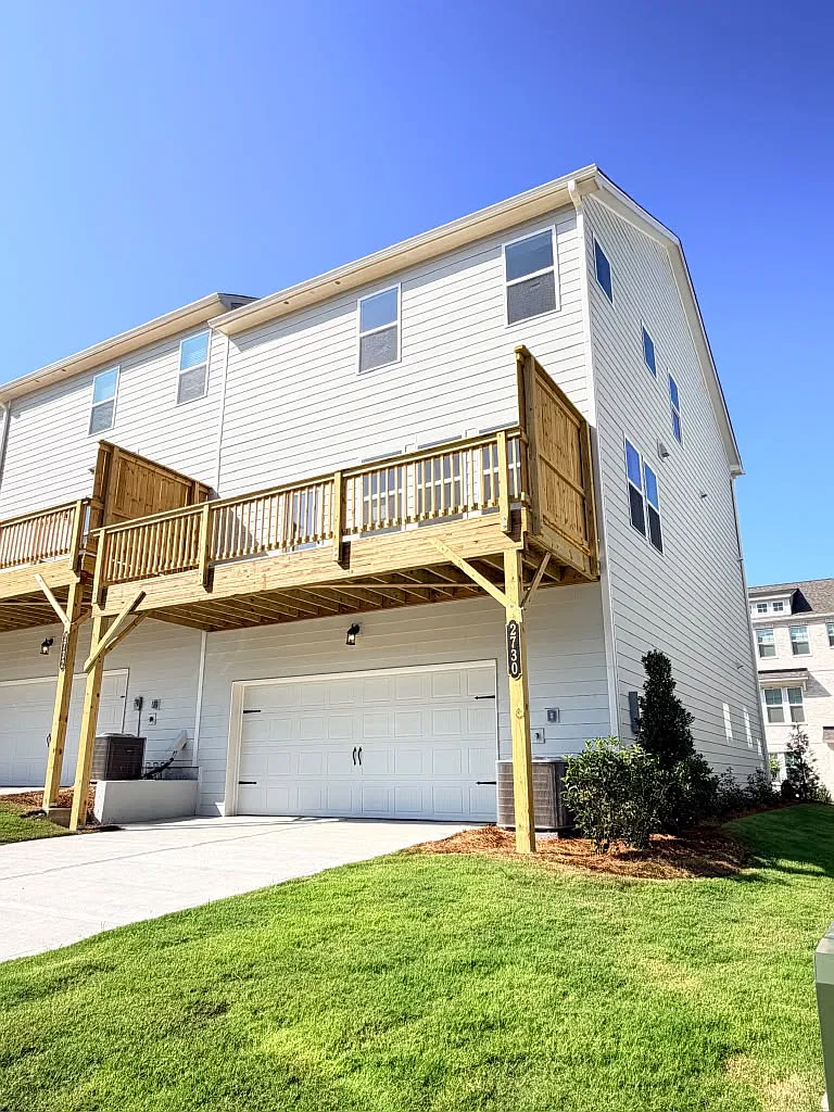 4 bed, 2340 sqft, $2,895 — Photo 3