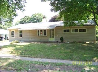 405 Magnolia Dr, Levittown, PA