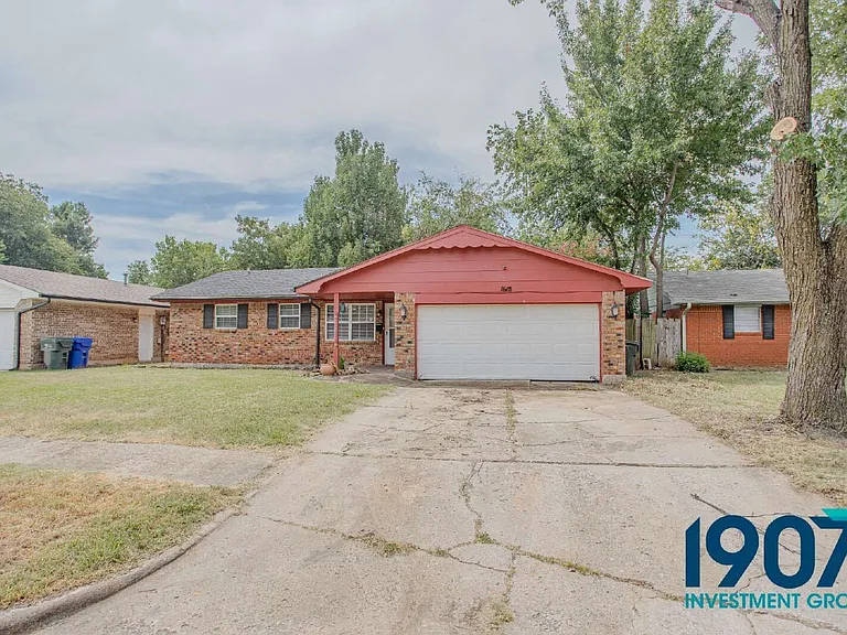 1618 Village Dr — Photo 2