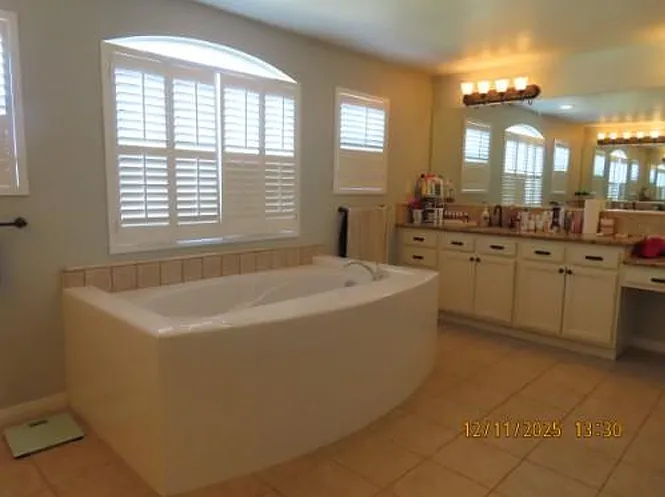 Master bathroom(1 side view)