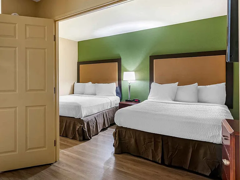 1 Bedroom Suite - 2 Full Beds