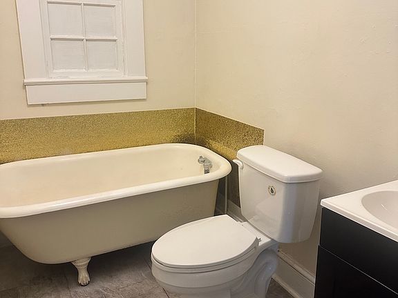 3rd image of 409 Moffett St APT 1