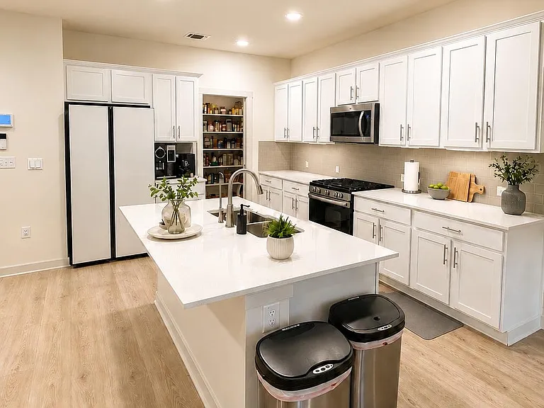 10924 Meris Ln — Photo 4