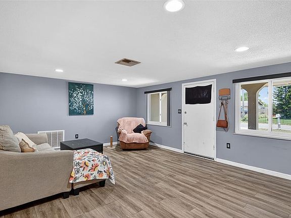 5th image of 10237 Oak Hill Dr